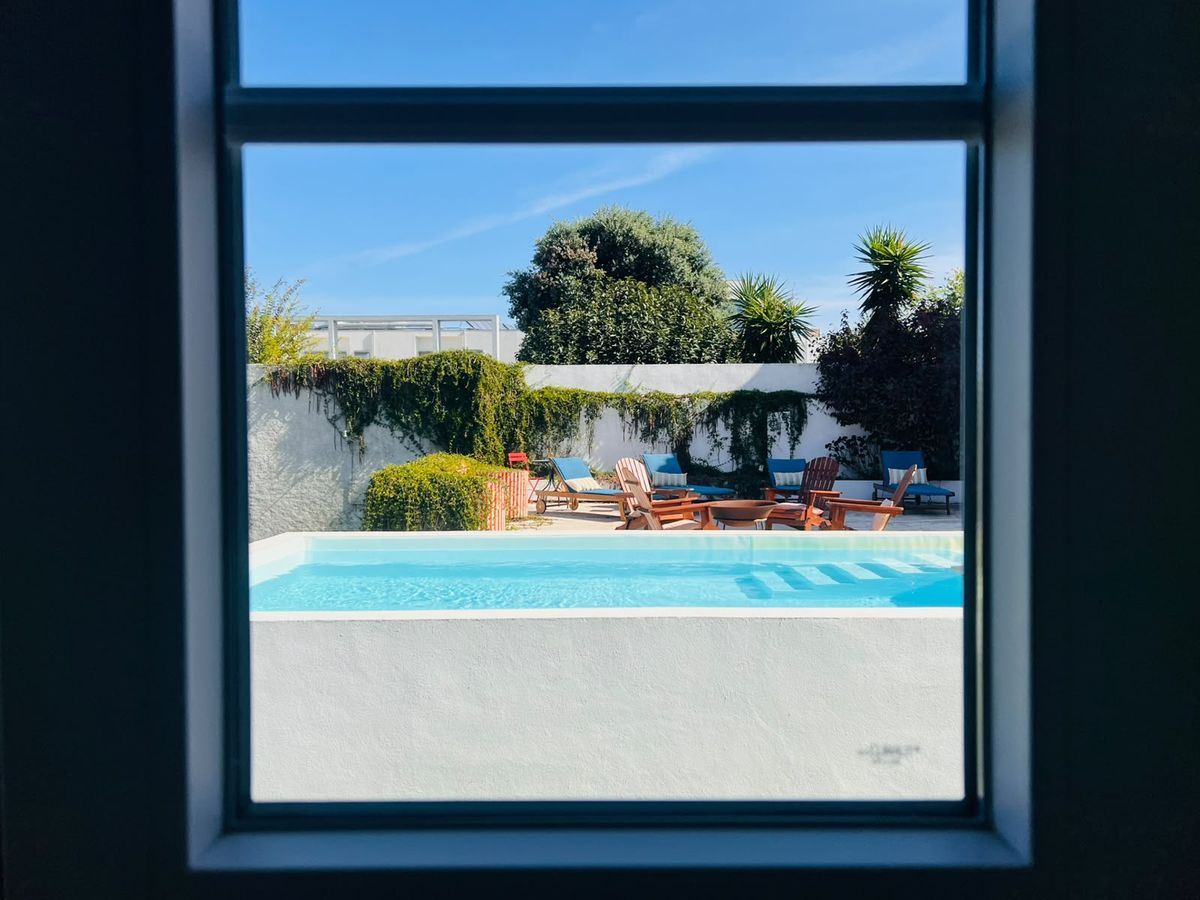 A piscina vista da janela do quarto