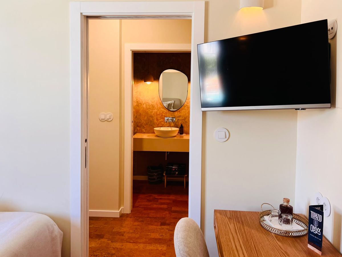 O quarto, com a secretária, a cadeira e a cama