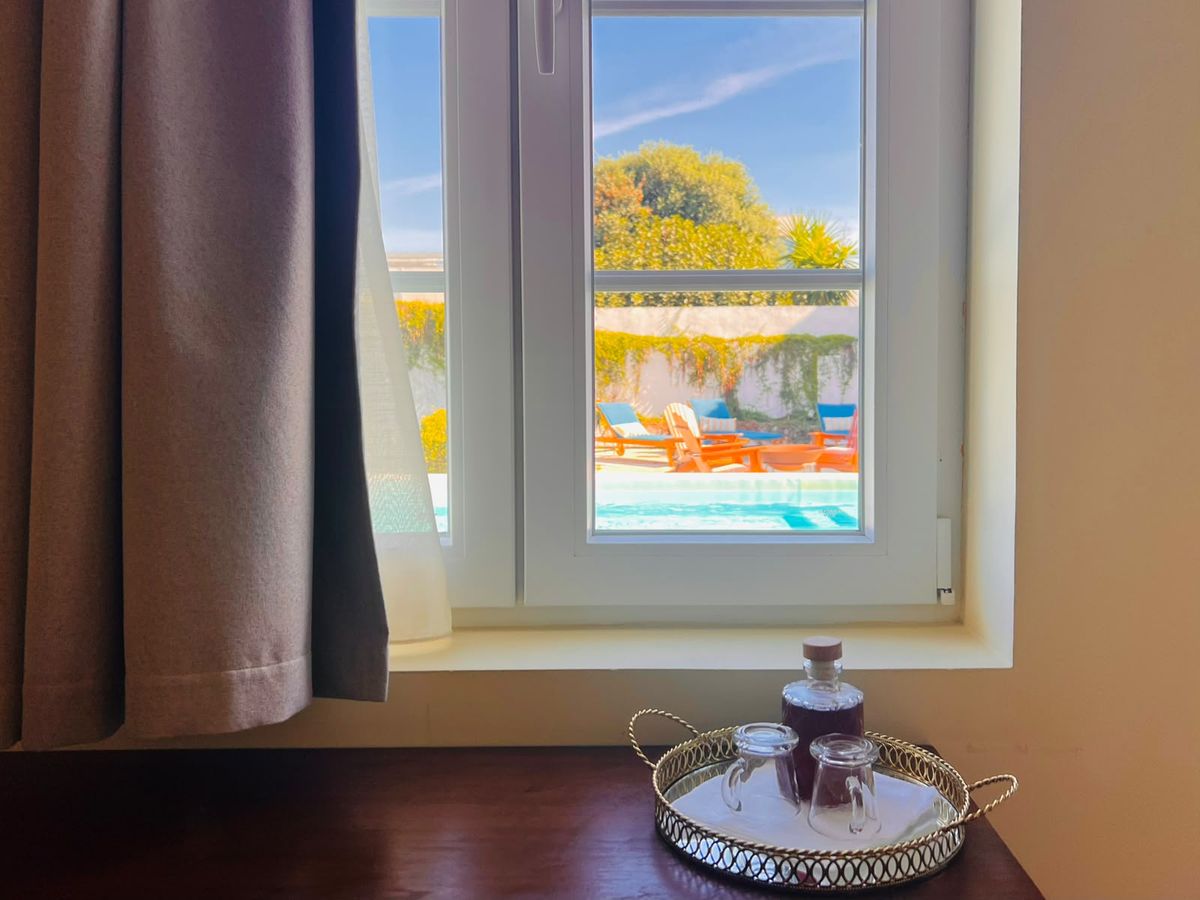 A piscina vista da janela, com um tabuleiro de boas-vindas