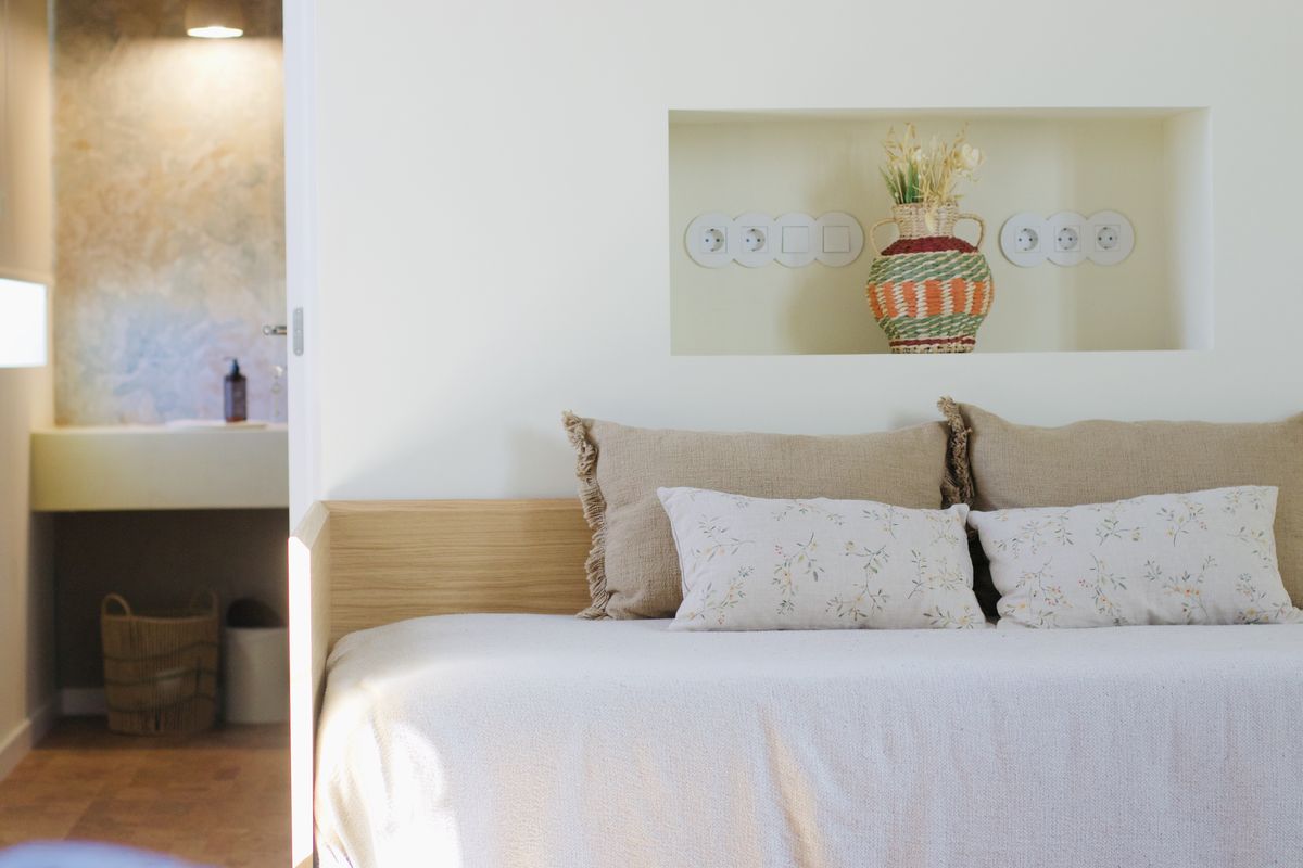 A cama king, com um nicho de loiça por cima